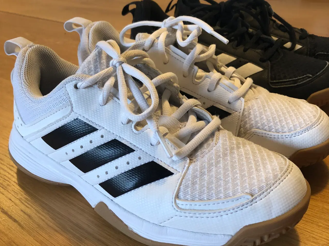 Billede 2 - 2 par Adidas indendørs sko