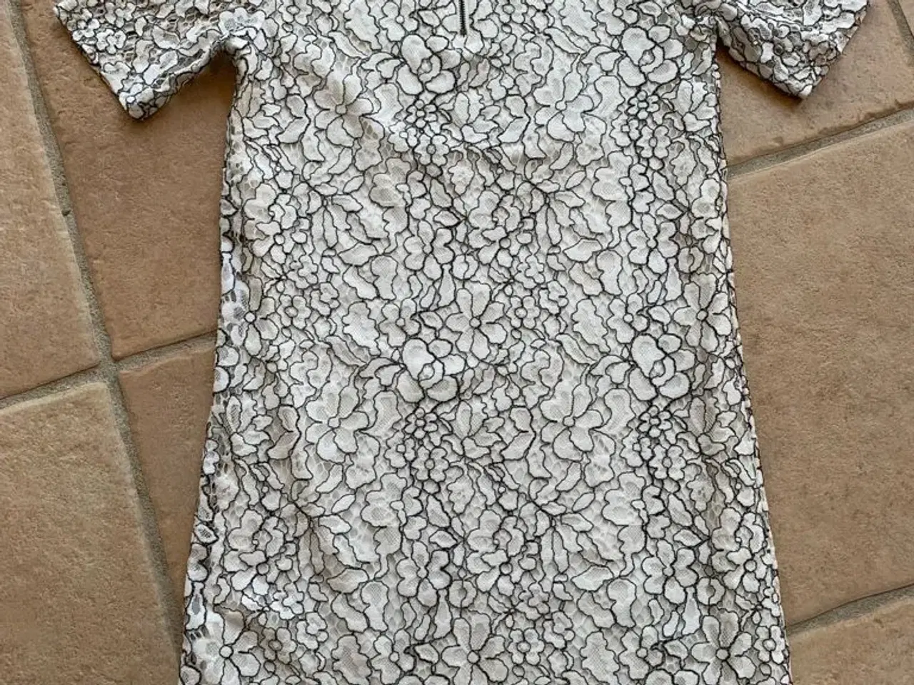 Billede 2 - D-Xel hvid og sort kjole i str. 12 år