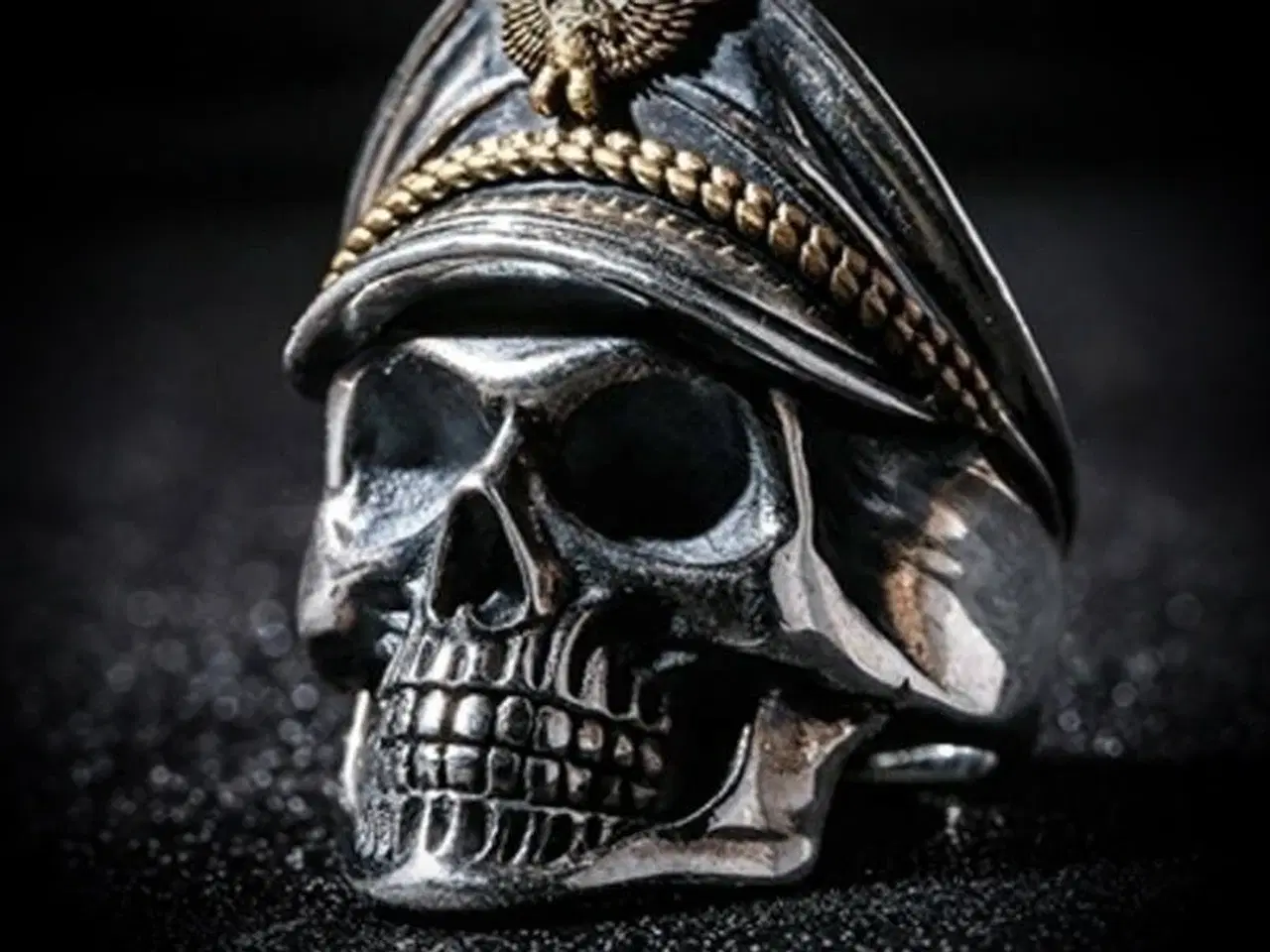 Billede 1 - * Fed fingerring formet som kranium med kasket - i