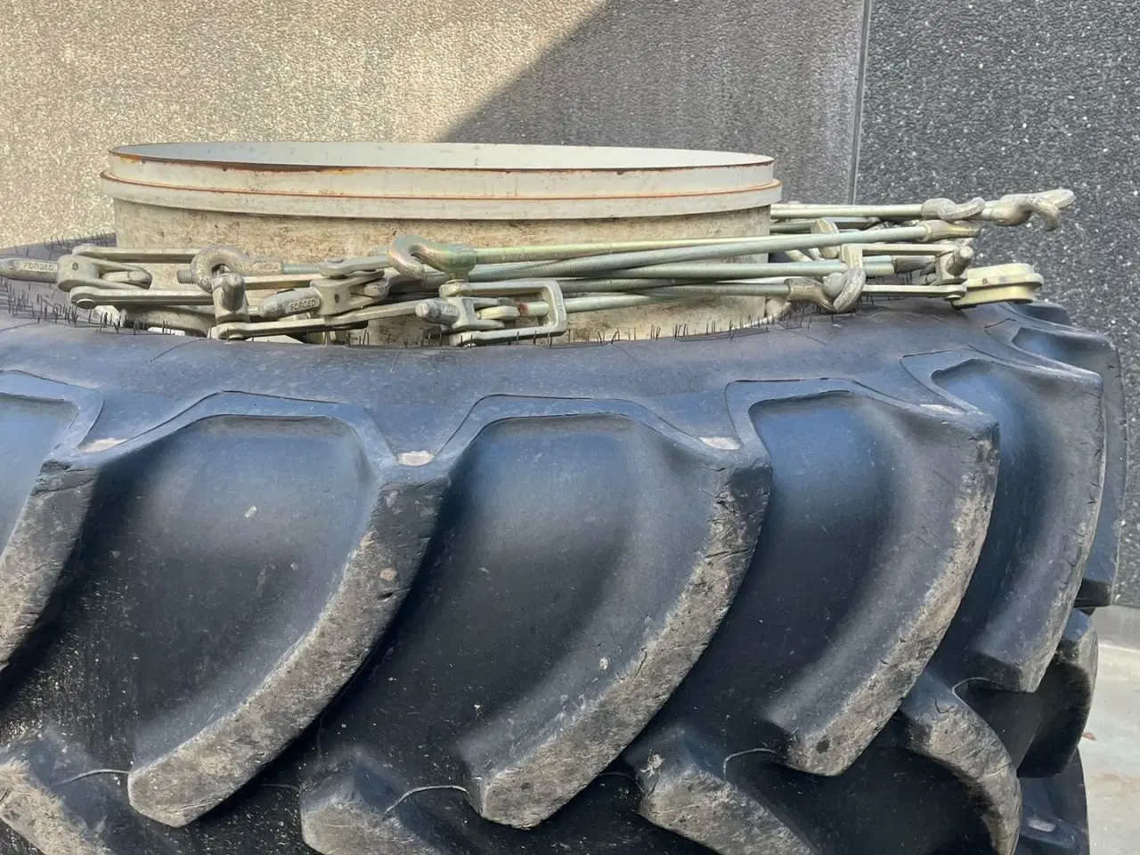 Billede 3 - Tvillingehjul 650/85R42 650/85R42 med ca 80% dæk og 12stk låse. Rigtigt fint sæt tvillinghjul.