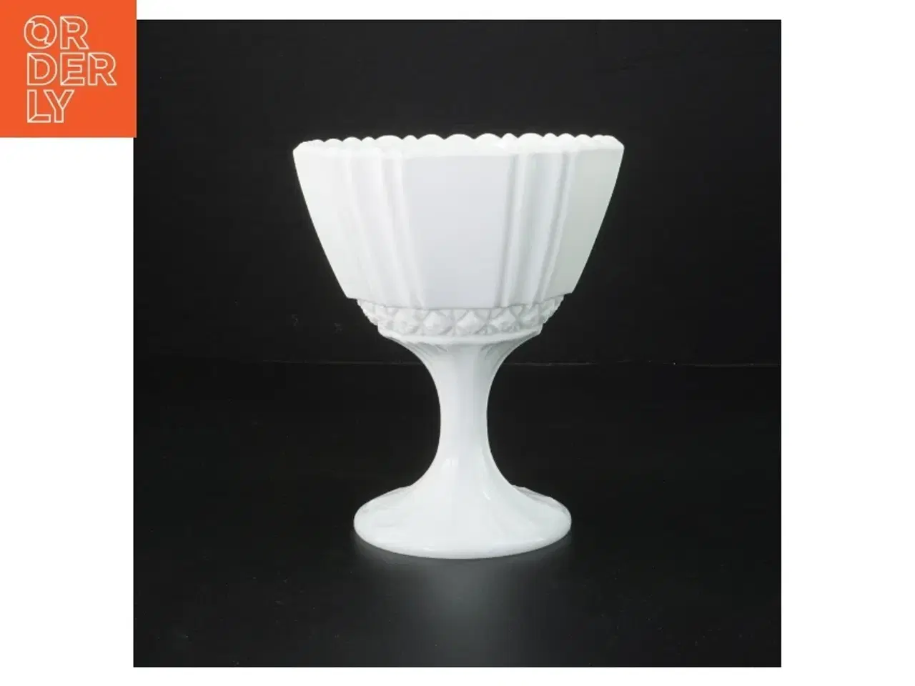 Billede 1 - Hvid opsats i opalglas på fod (str. 17 cm)