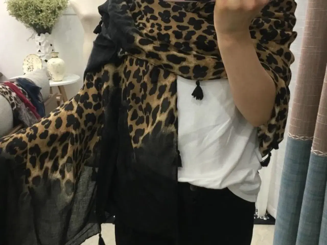 Billede 3 - Flot leopard tørklæde med frynser