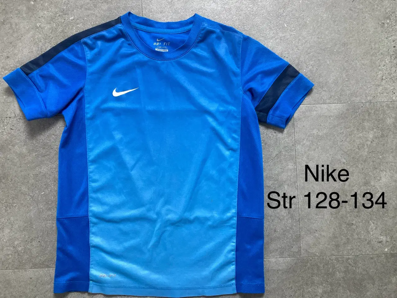Billede 1 - Str 128-134 Nike t-shirt.