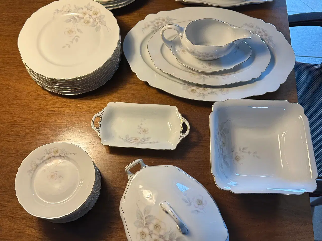 Billede 1 - Stort Bavaria stel med æbleblomst og guldkant