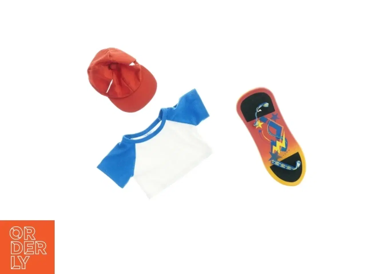 Billede 1 - Dukke skateboard, t-shirt, kasket og sko fra Build a Bear (str. 23 x, 9,5 cm og 14 x 19 cm)