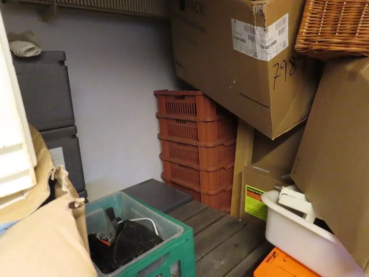 Billede 8 - Div. reoler og indhold