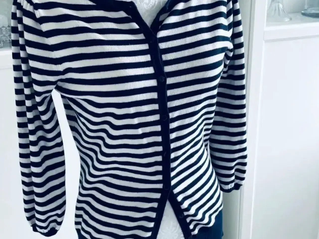 Billede 1 - Cardigan i mørkeblå og hvid 