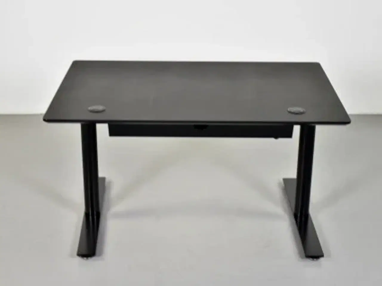 Billede 3 - Hæve-/sænkebord med sort linoleum, 120 cm.
