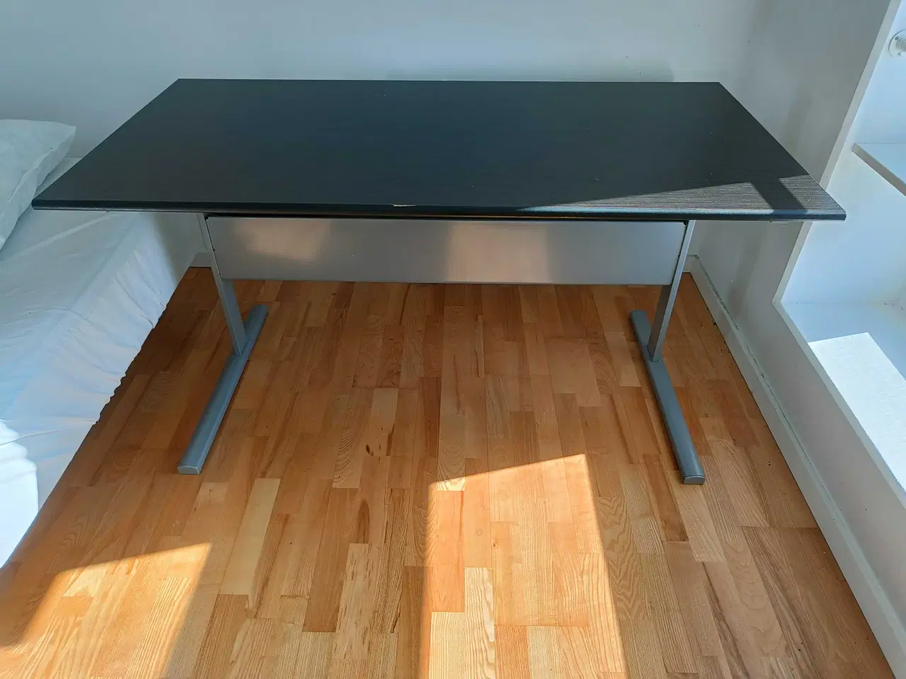 Billede 1 - IKEA skrivebord m. kabelbakke