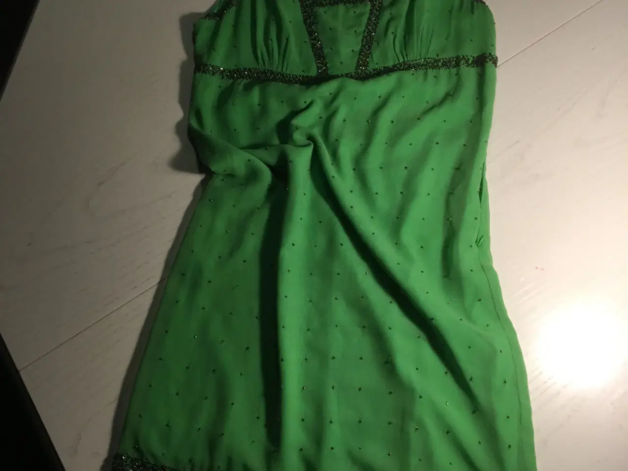 Billede 2 - Grøn Kjole fra " Privee" m/påsyet perler