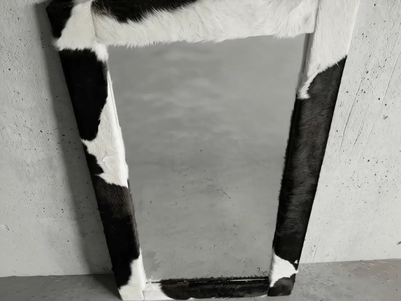 Billede 4 - Spejl med kantbetrukket koskind