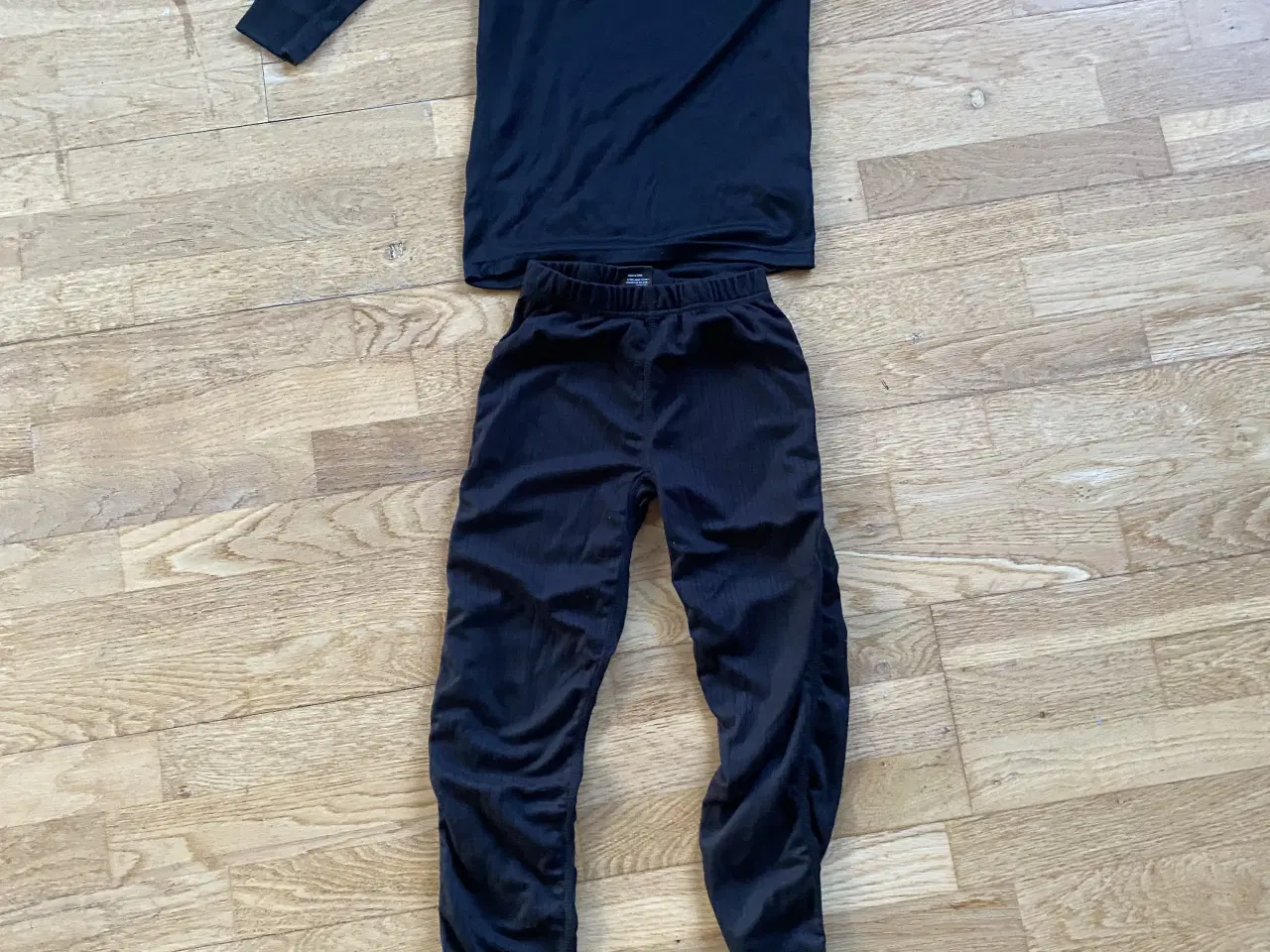 Billede 3 - Fodboldtrøjer mm str 10-12