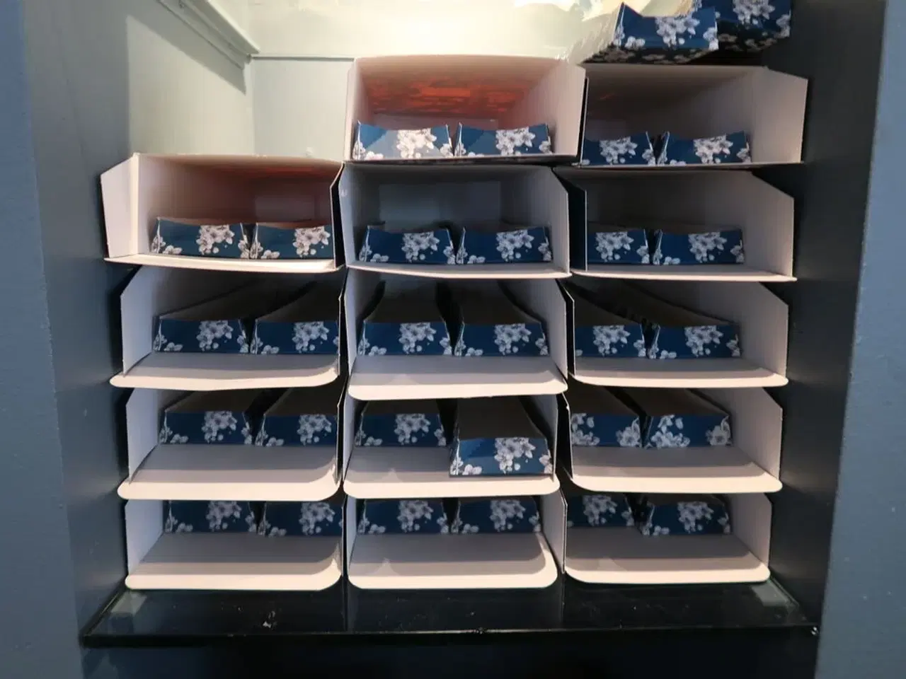 Billede 4 - 13 hylder med indhold