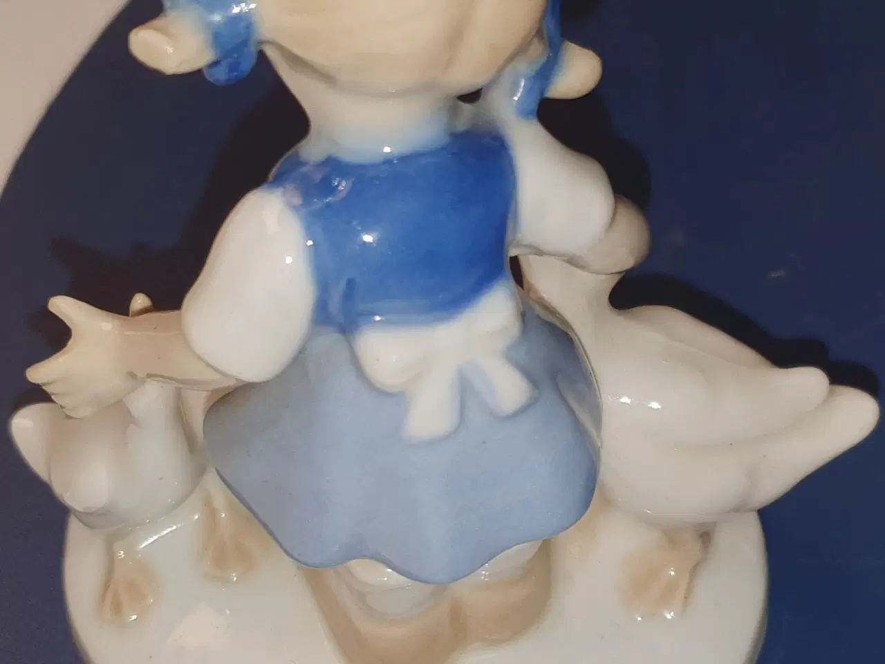 Billede 2 - Porcelænsfigur - Pige med tre gæs