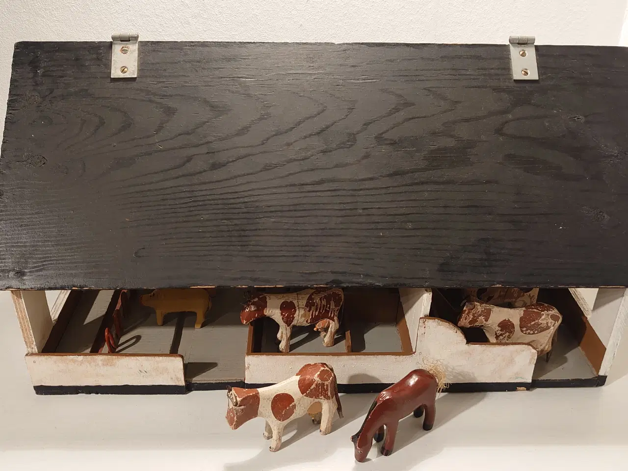 Billede 5 - Fængselslegetøj:Stor stald med 12 trædyr.1930-40