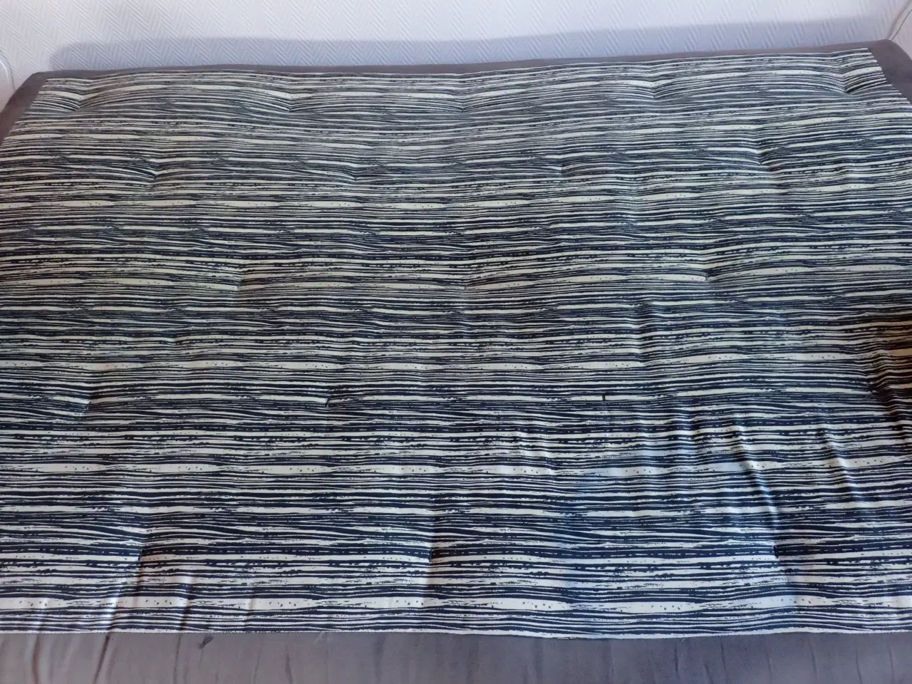 Billede 7 - Sovesofa FUTON med armlæn og magasin.