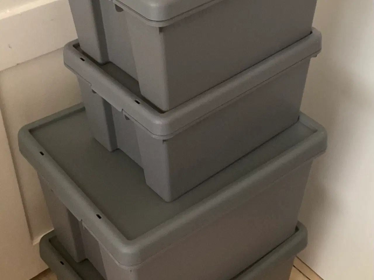 Billede 2 - 4 slagfaste grå opbevaringskasser i plast med låg