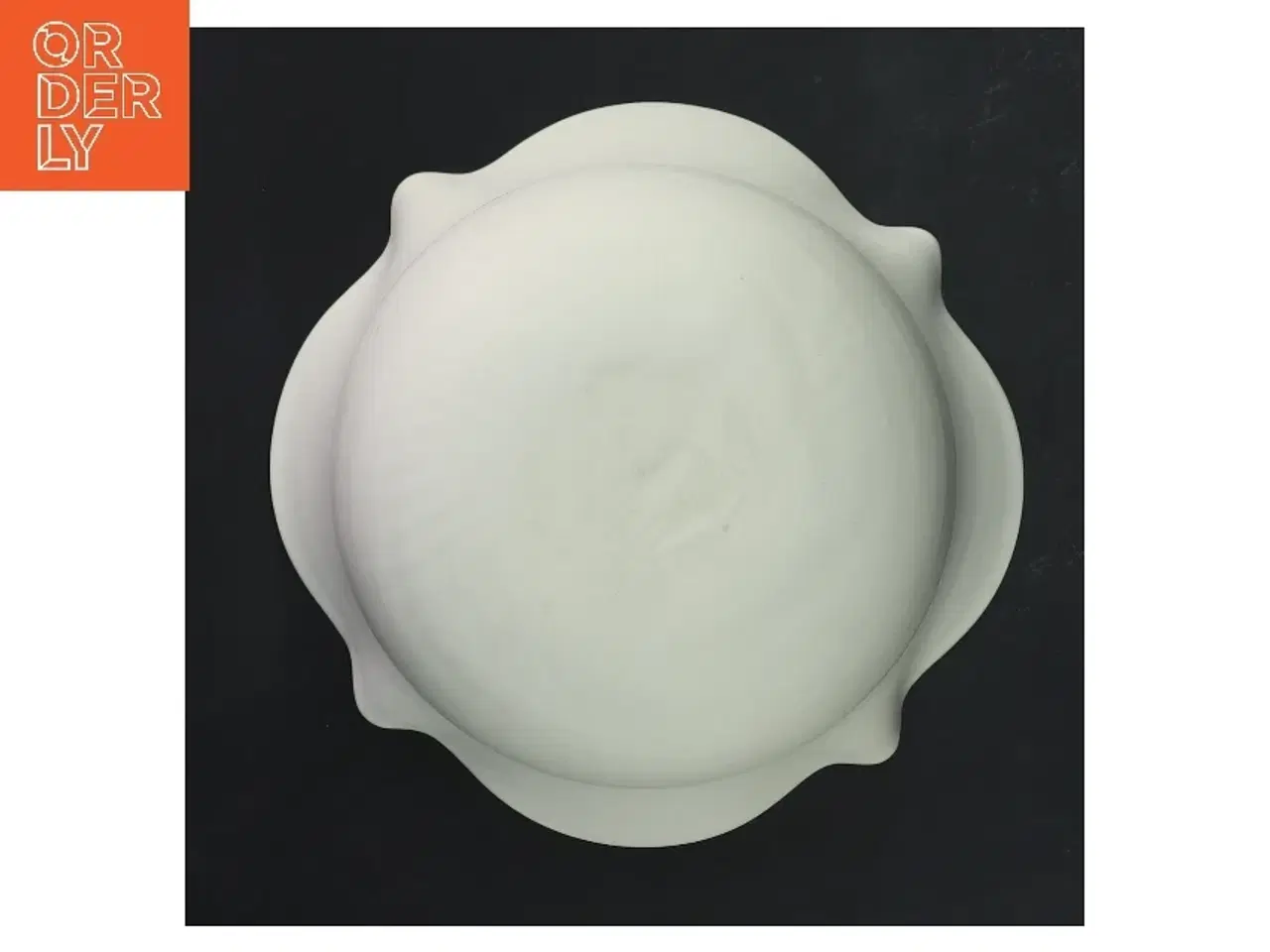 Billede 2 - Hvid vase med blå striber (str. Ø 14,5 cm længde 13 cm)