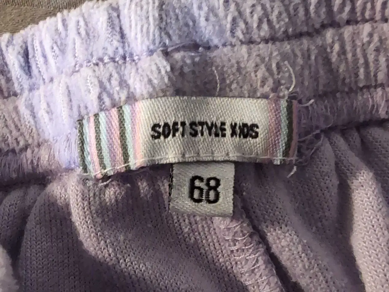 Billede 3 - Soft Style Kids lilla bukser, størrelse 68