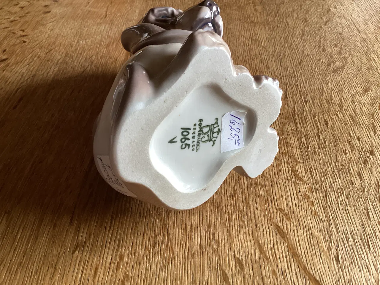 Billede 7 - Dahl Jensen siddende Basset hundehvalp nr 1065