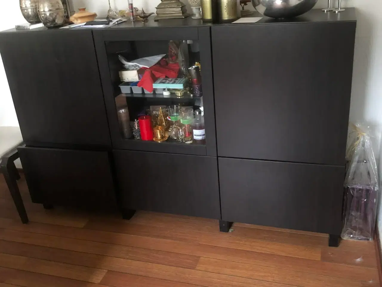 Billede 1 - skænk med midtervitrine, sortbrun