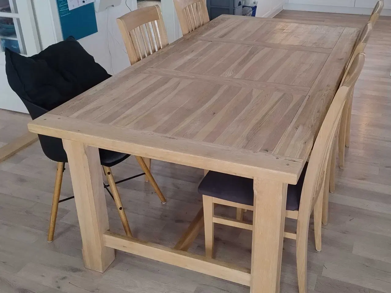 Billede 3 - Stort velholdt spisebord i egetræ 