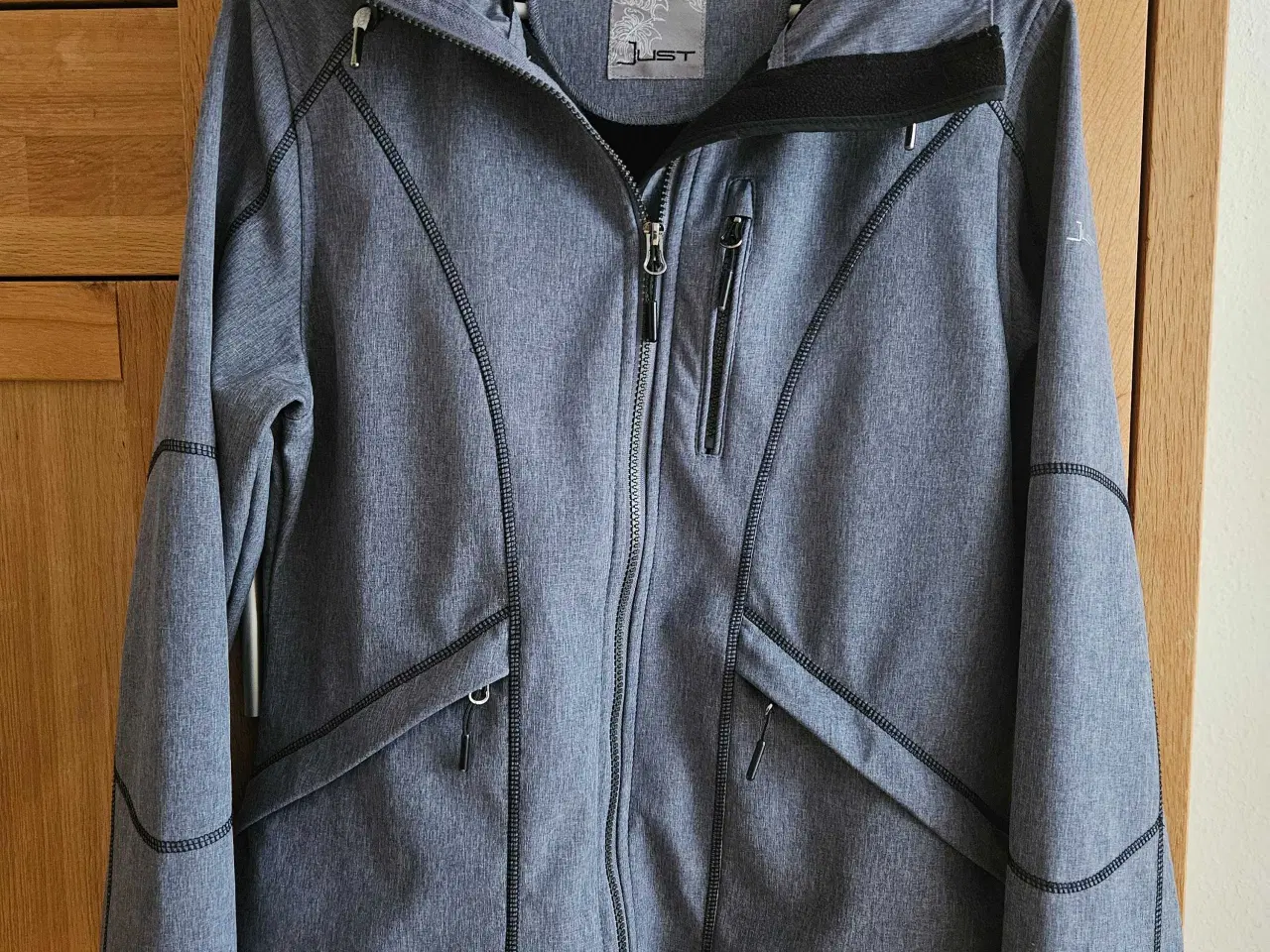 Billede 1 - VINDAFVISENDE JAKKE SOM NY 