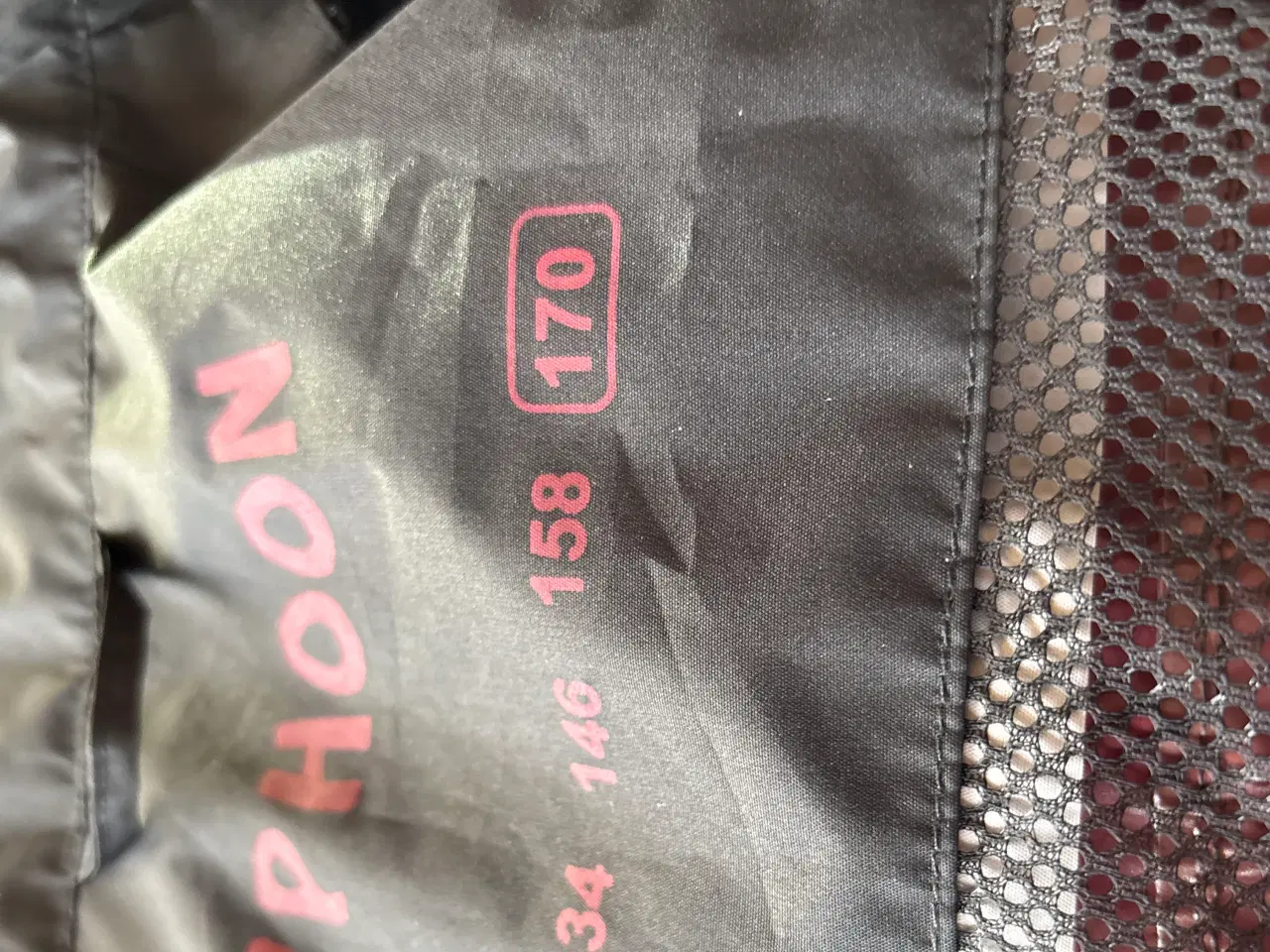 Billede 4 - Regnjakke med for og hætte. 