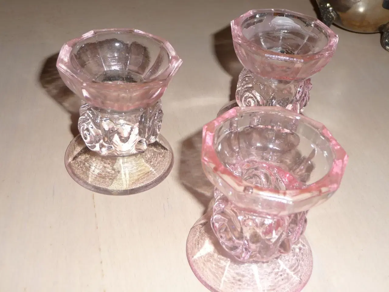 Billede 1 - 3 glas lysestager i sart rosa.