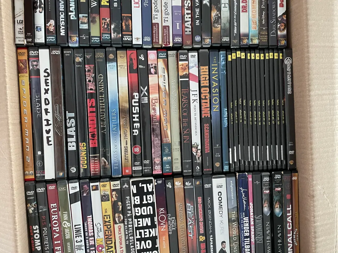 Billede 2 - 4 Kasser med min. 150 dvd film i hver