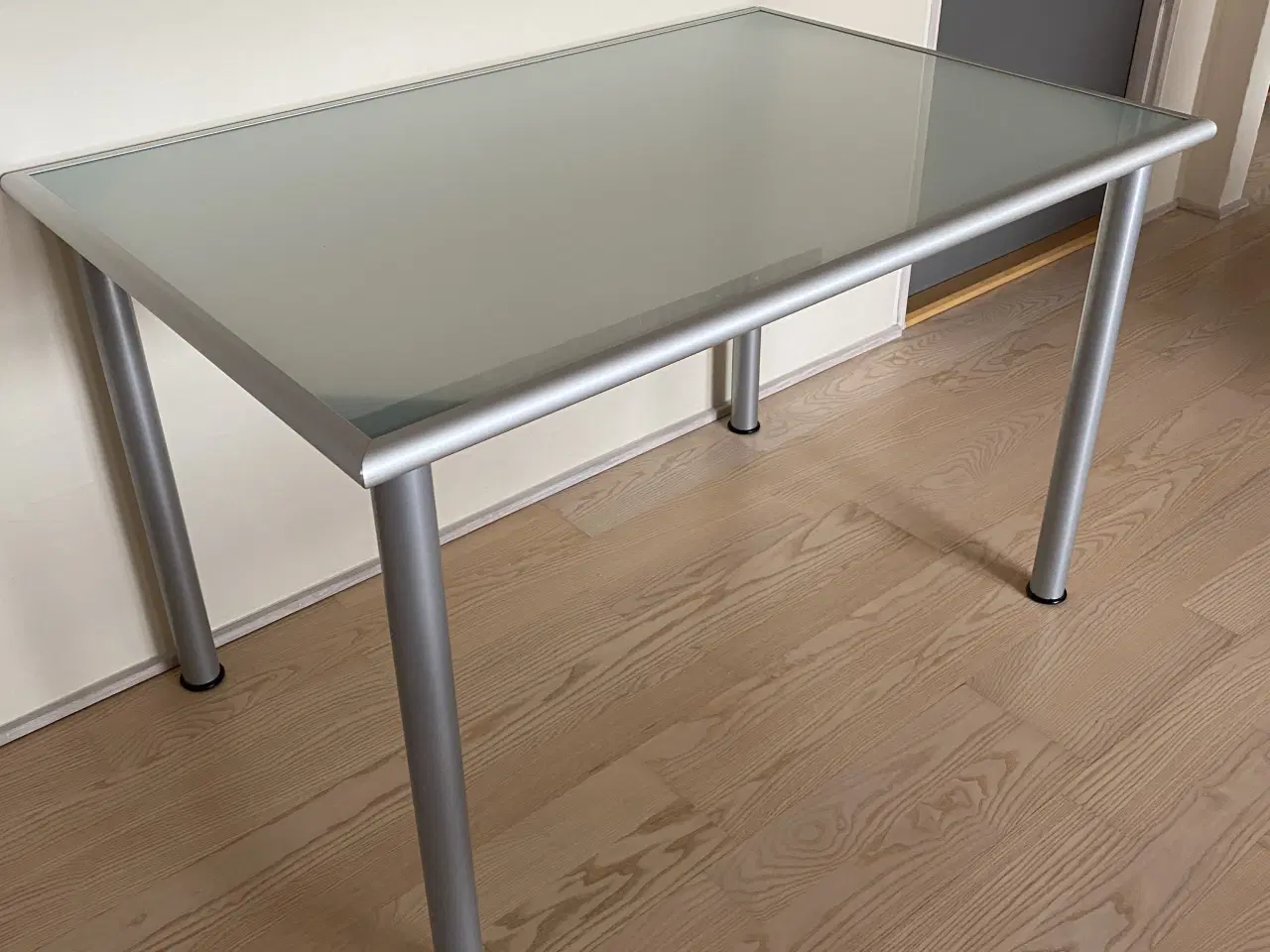 Billede 3 - Skrivebord i metal og glas