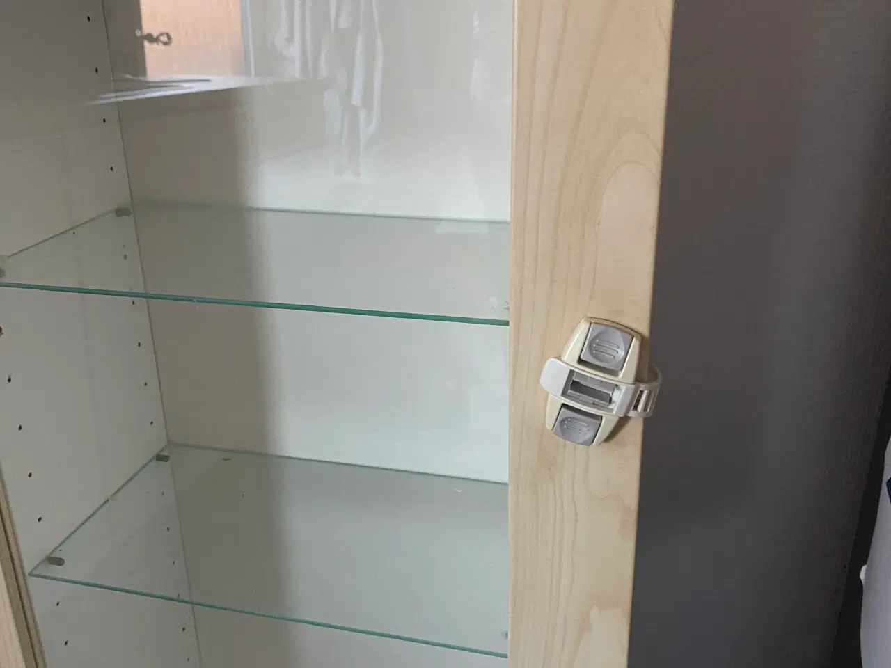 Billede 2 - Vitrineskab incl lås