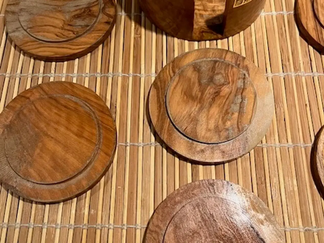 Billede 2 - Smukt og autentisk sæt ølbrikker i spansk oliventr