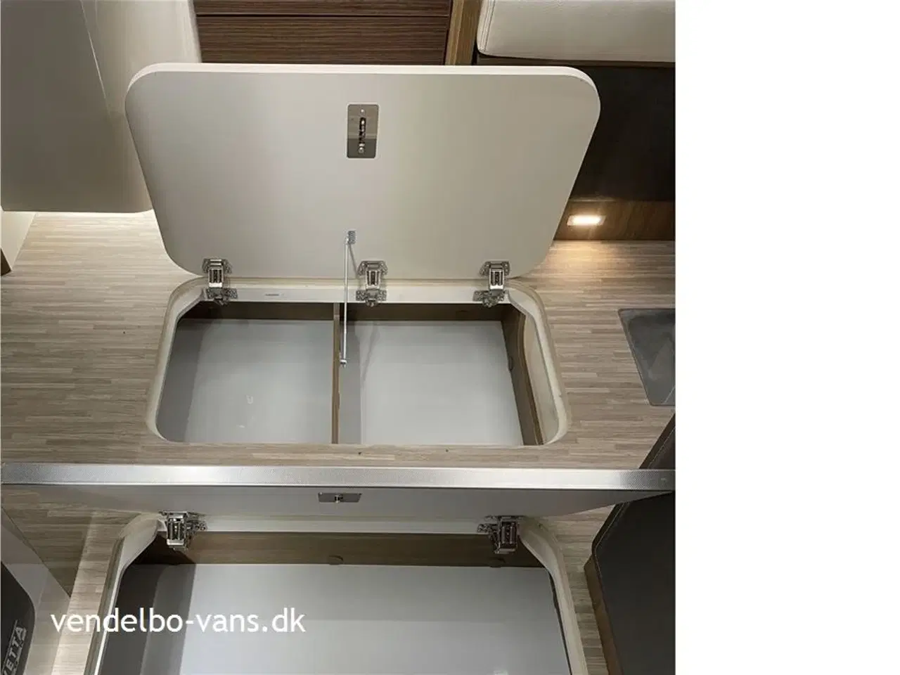 Billede 11 - 2025 - Mobilvetta Krosser 86 B Enkeltsenge - stor garage - sænkeseng - 180 HK - automatgear