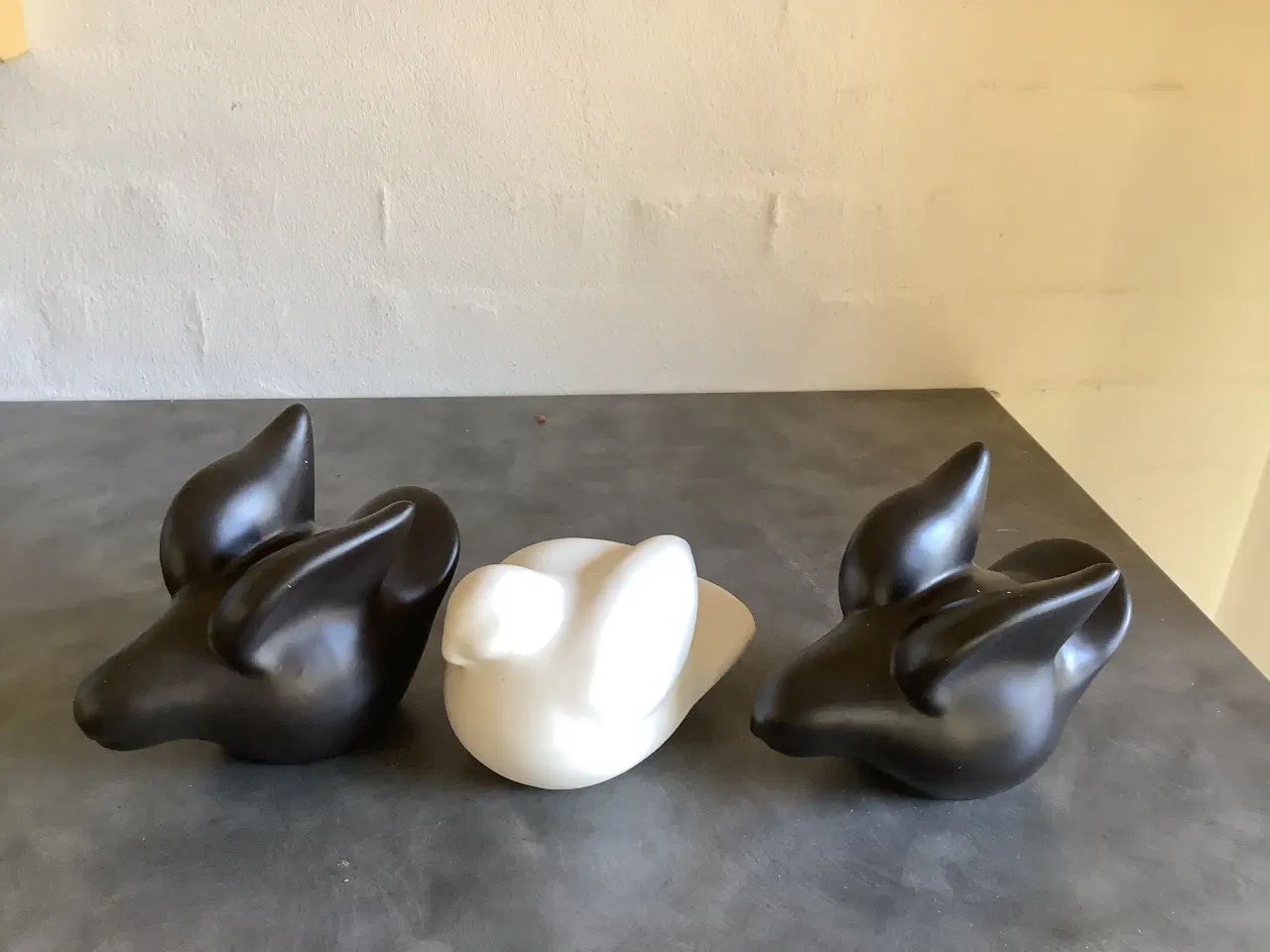 Billede 2 - 3 keramik duer 2 sorte og 1 hvid.