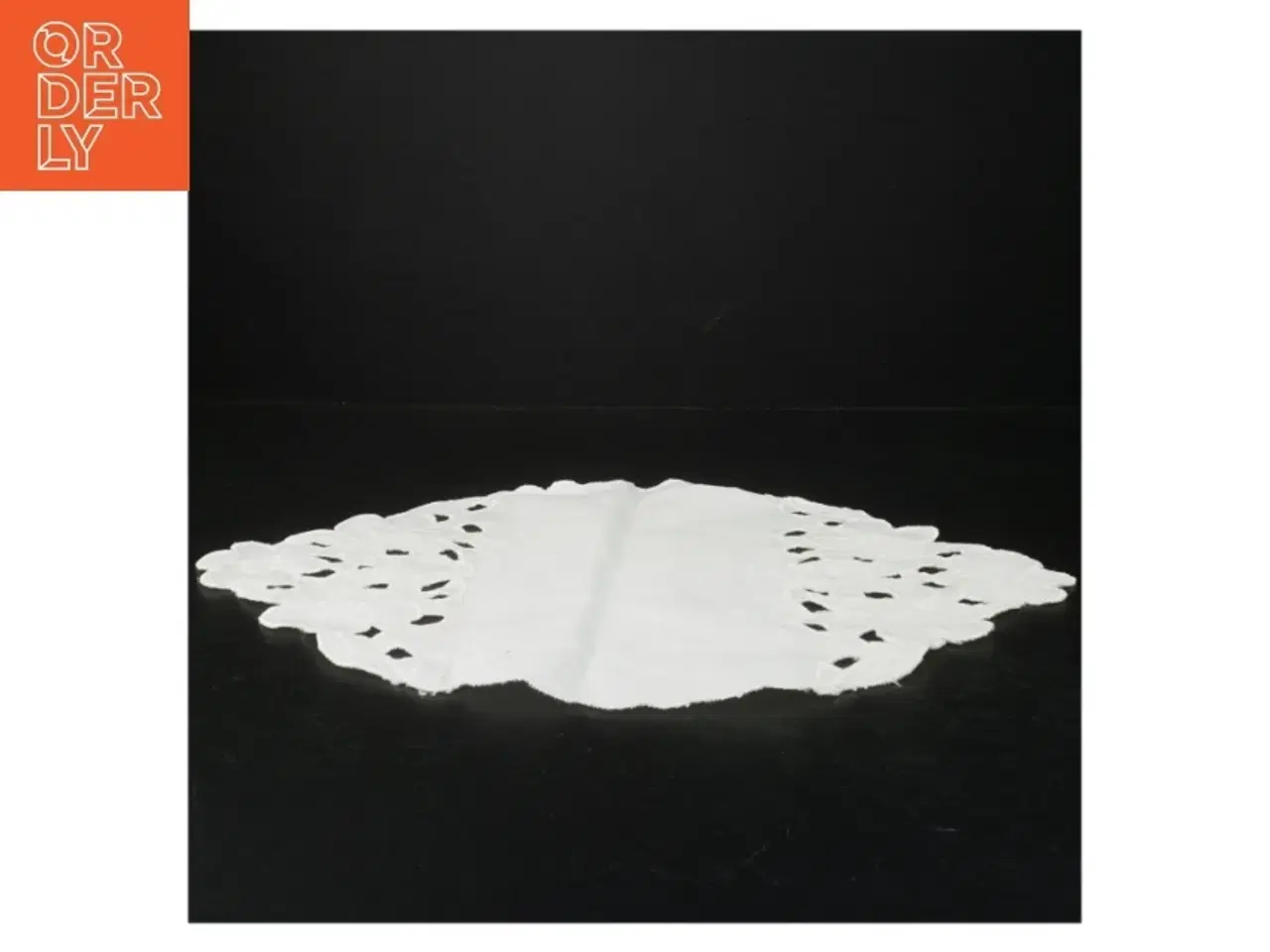 Billede 2 - dekorativ hvid dug (str. 38 x 29 cm)