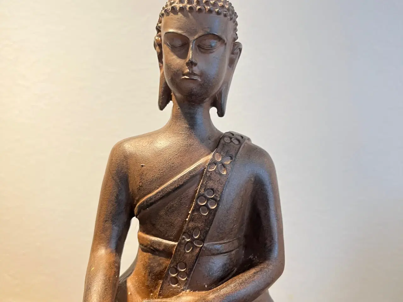 Billede 1 - Smuk, dekorativ Buddha-figur på detaljeret base 