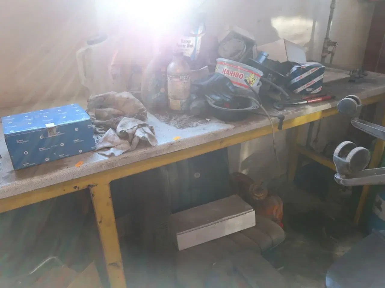 Billede 4 - Arbejdsbord med indhold