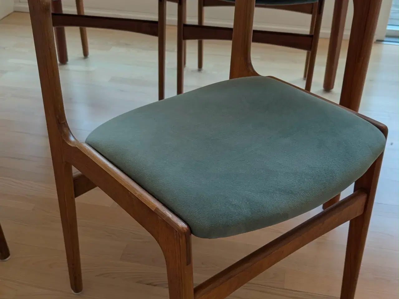 Billede 3 - Spisebord og stole 