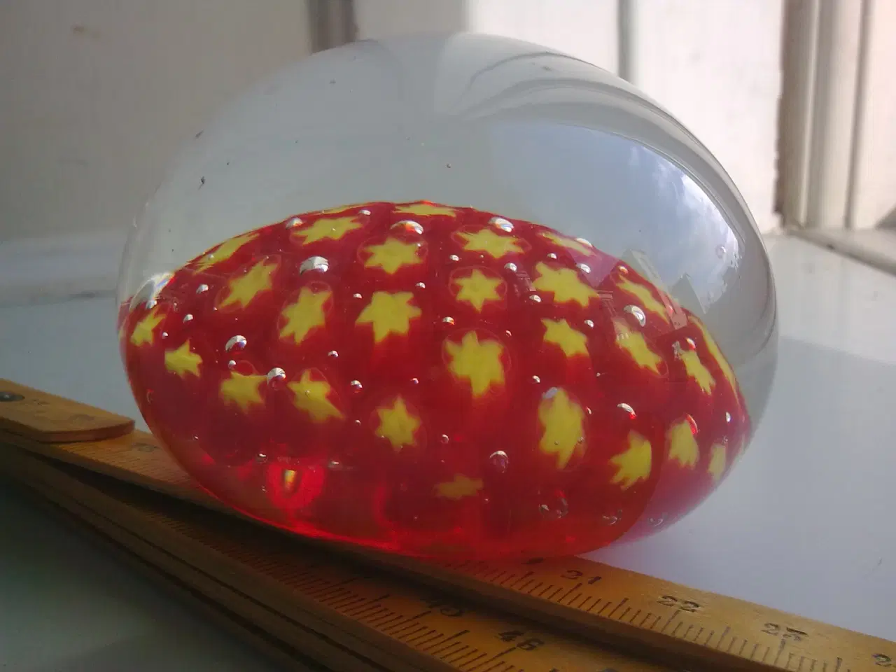 Billede 5 - Brevpresse glaskugle m gule stjerner