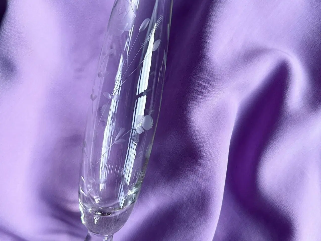 Billede 3 - Fløjtevase m ciseleringer