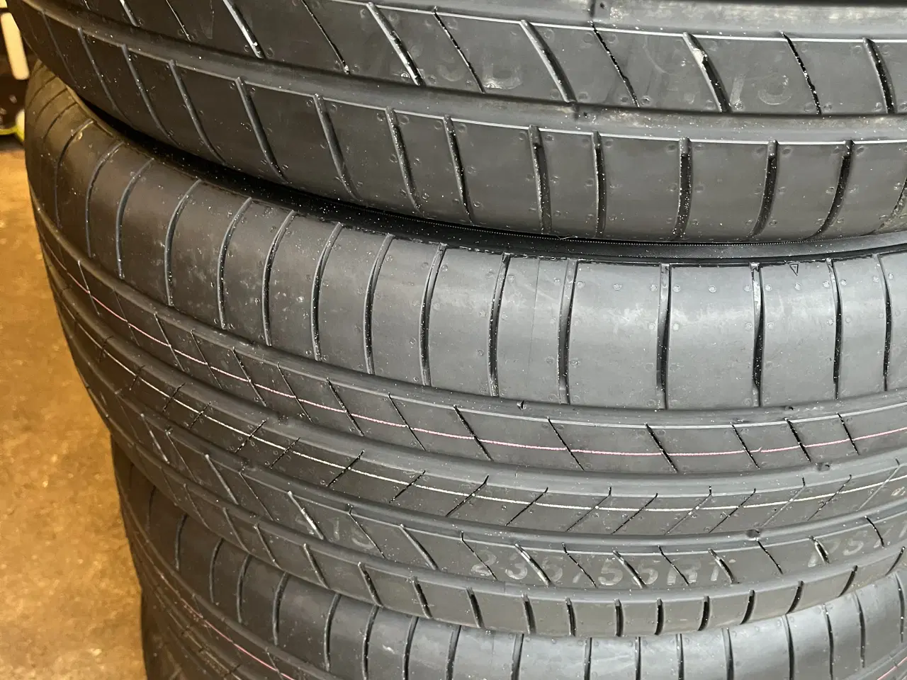 Billede 1 - Nye 235-55-19 sommerdæk. Kumho.