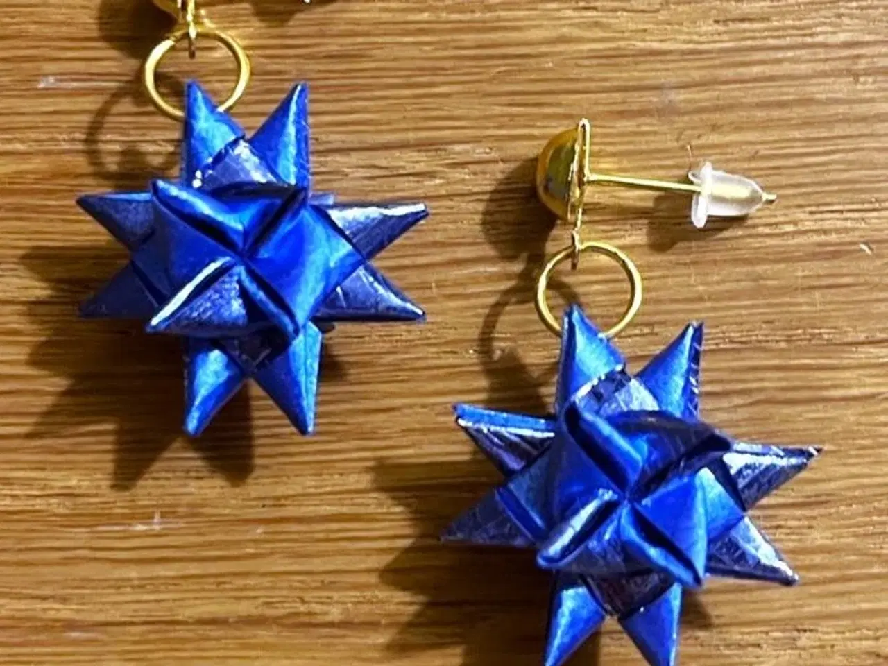 Billede 1 - Blå øreringe med flettede stjerner