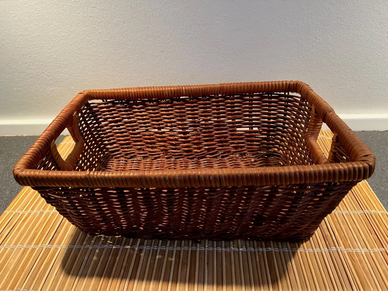 Billede 2 - Rektangulær brun fletkurv flot patina 29x19,5x10cm