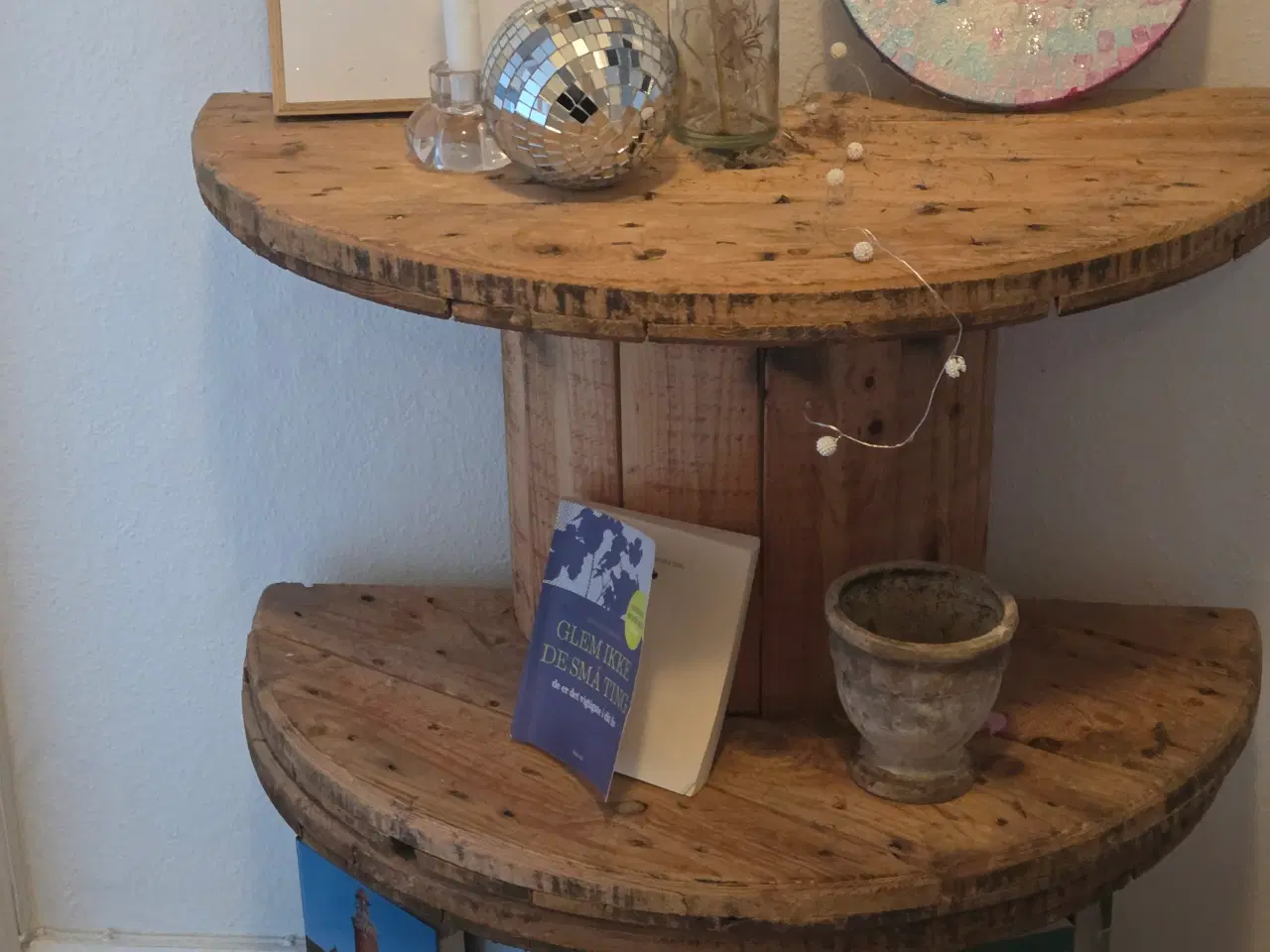 Billede 1 - Halvrund reol 