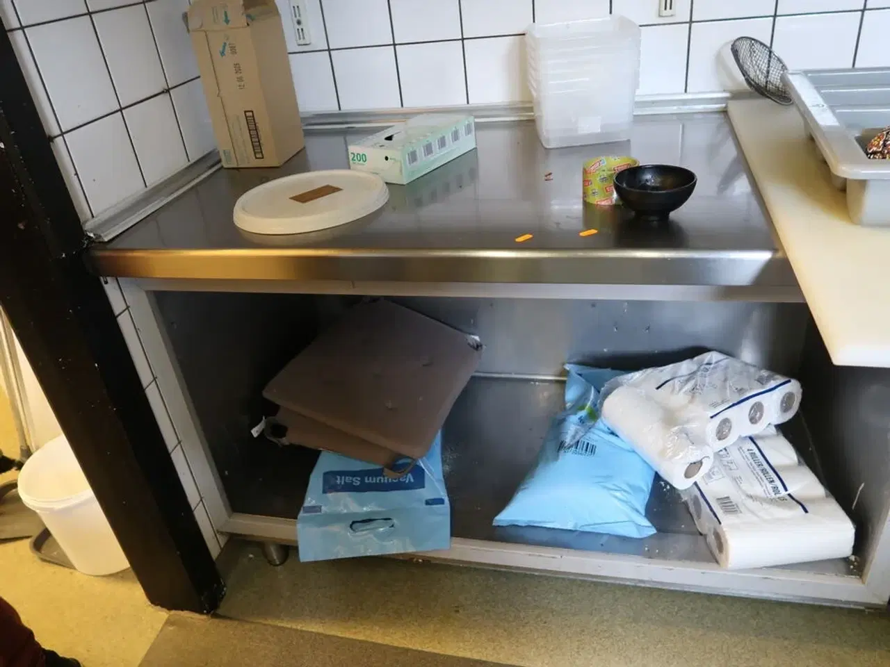 Billede 2 - Rustfri stålbord med indhold