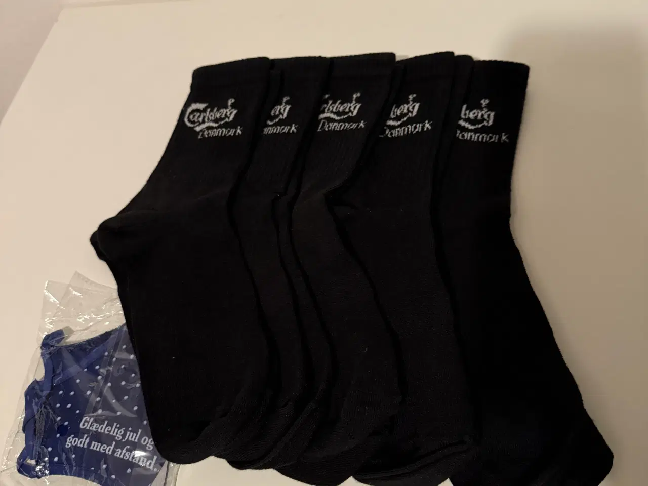 Billede 1 - Fem par sorte Carlsberg strømper og J-dag mundbind