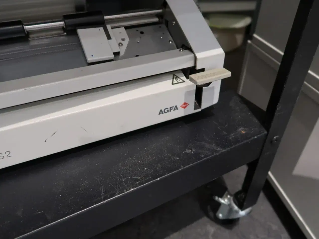 Billede 6 - Opbevaringsvogn med skærebord, lamineringsmaskine m.m.