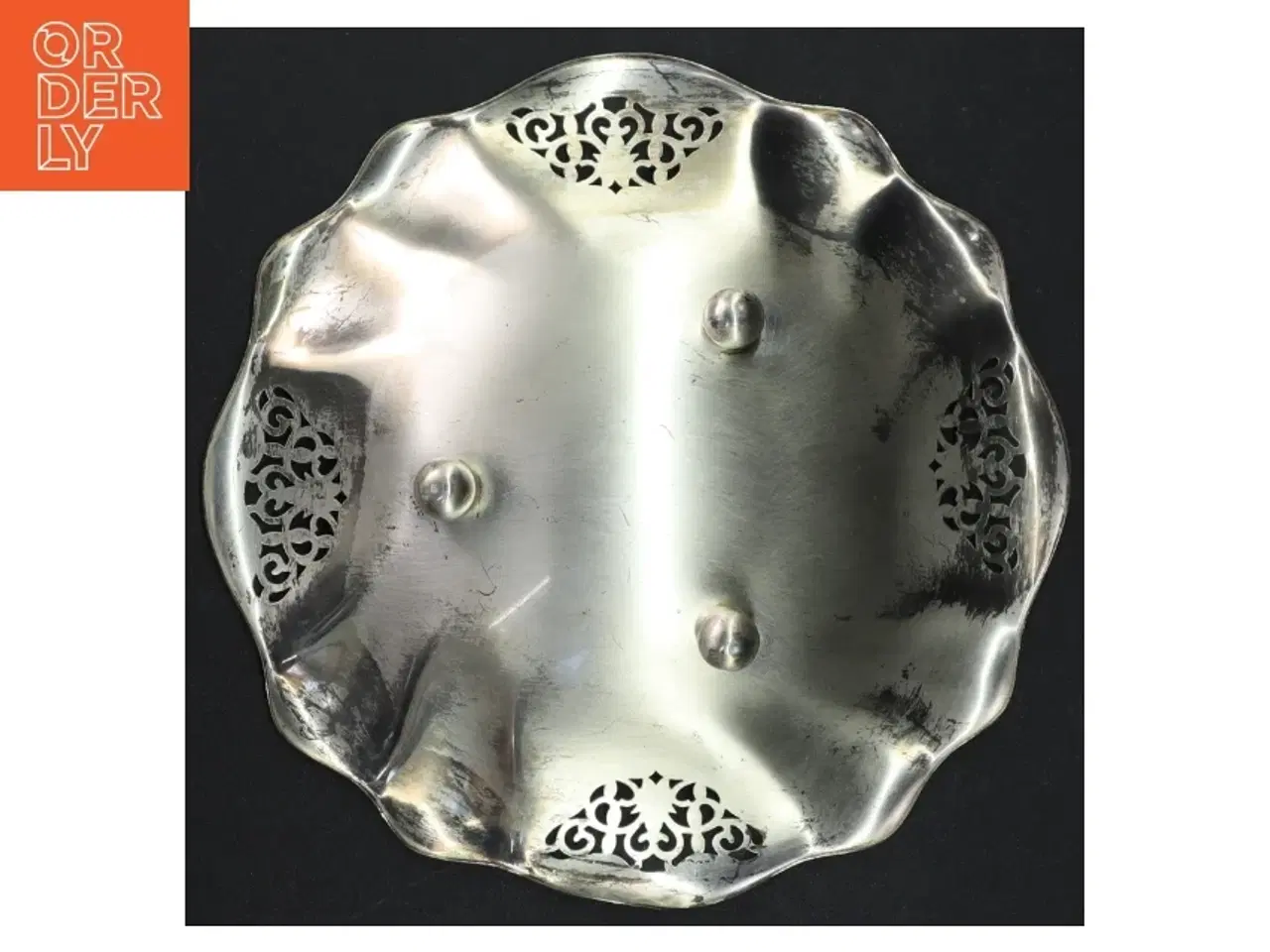 Billede 4 - Sølvfarvet bakke med udsmykninger (str. Ø 20 cm)