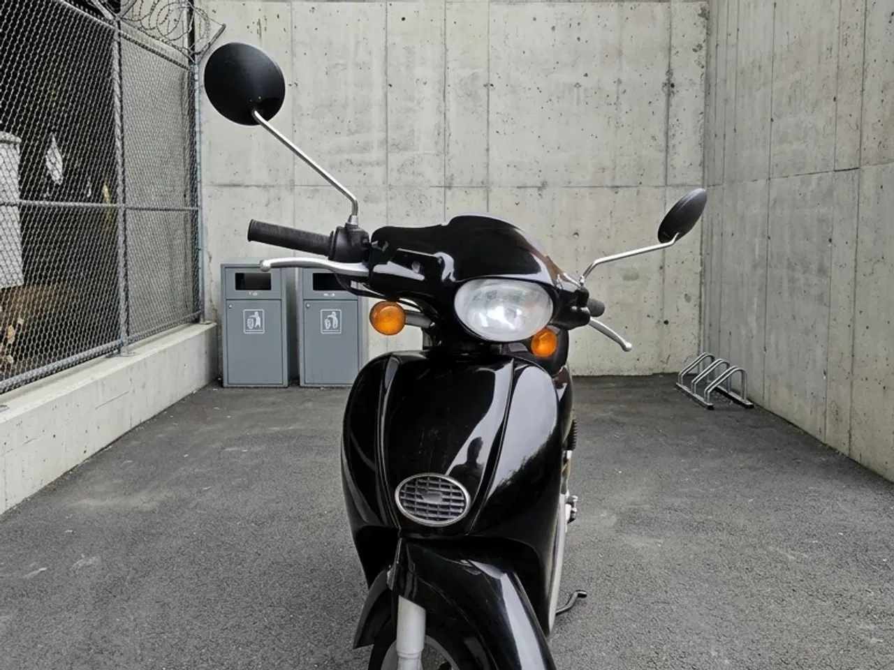 Billede 1 - Stilfuld Aprilia Scarabeo 100 2T – Lavt km-tal